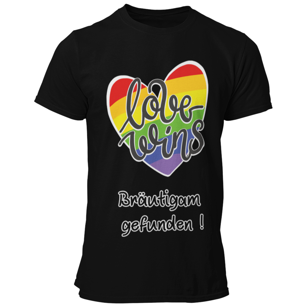 JGA-T-Shirt "Love wins" mit buntem Regenbogenherz und dem Schriftzug „Love wins – Bräutigam gefunden!“. Ideal für den schwulen Junggesellenabschied, um stolz auf die Liebe und die bevorstehende Hochzeit hinzuweisen. Erhältlich in verschiedenen Farben für einen festlichen Regenbogenlook.