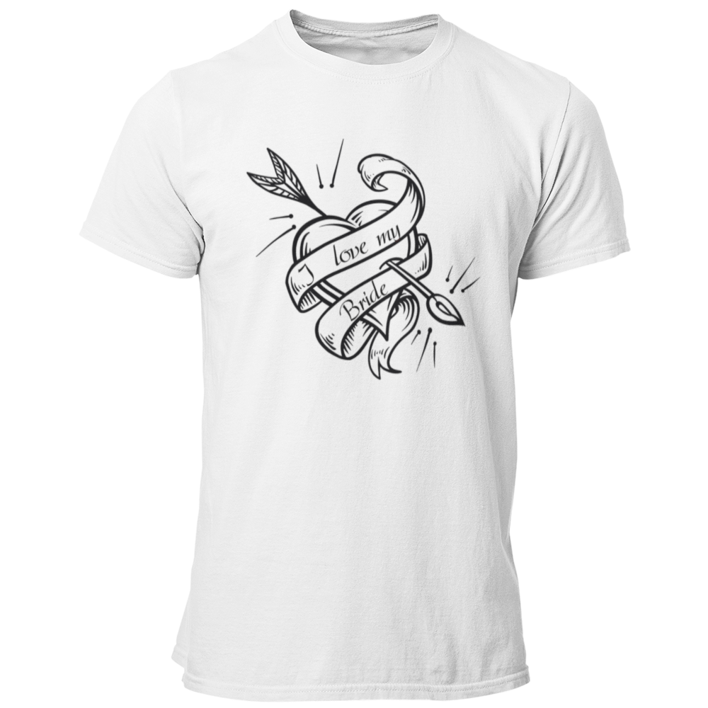 JGA-T-Shirt "Love my Bride Tattoo" im Vintage-Stil mit einem Tattoo-Motiv: ein Herz, durchbohrt von einem Pfeil, und dem Schriftzug „I love my Bride“. Humorvolles Design, ideal für Bräutigame, die ihre Liebe zur Braut feiern möchten. Erhältlich in verschiedenen Farben für eine individuelle Gestaltung.