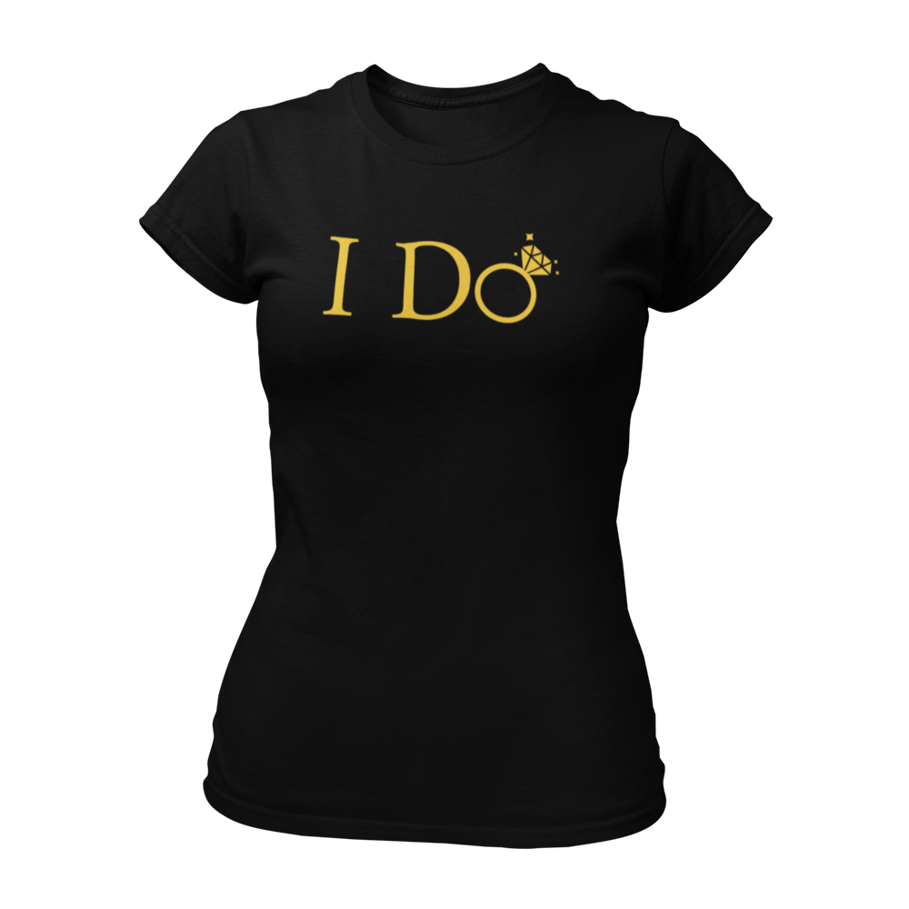 Das T-Shirt "I do" ist perfekt für die Junggesellin, um ihren bevorstehenden Hochzeitstag zu feiern. Mit einem schlichten und eleganten Design ist die Aufschrift "I Do" in goldenen Buchstaben gehalten, wobei das "o" als glänzender Ehering gestaltet ist. Das taillierte Shirt ist in vielen Farben erhältlich und eignet sich hervorragend für einen unvergesslichen Junggesellenabschied!