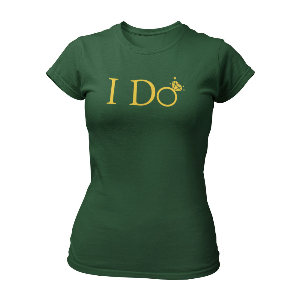 Das T-Shirt "I do" ist perfekt für die Junggesellin, um ihren bevorstehenden Hochzeitstag zu feiern. Mit einem schlichten und eleganten Design ist die Aufschrift "I Do" in goldenen Buchstaben gehalten, wobei das "o" als glänzender Ehering gestaltet ist. Das taillierte Shirt ist in vielen Farben erhältlich und eignet sich hervorragend für einen unvergesslichen Junggesellenabschied!
