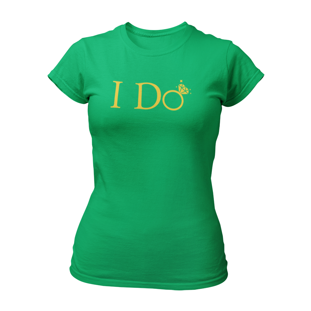 Das T-Shirt "I do" ist perfekt für die Junggesellin, um ihren bevorstehenden Hochzeitstag zu feiern. Mit einem schlichten und eleganten Design ist die Aufschrift "I Do" in goldenen Buchstaben gehalten, wobei das "o" als glänzender Ehering gestaltet ist. Das taillierte Shirt ist in vielen Farben erhältlich und eignet sich hervorragend für einen unvergesslichen Junggesellenabschied!