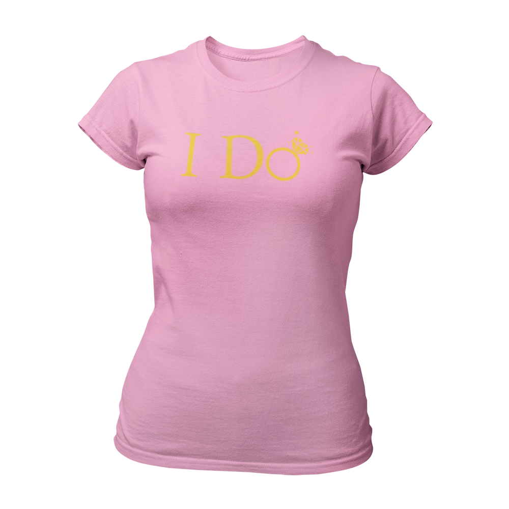 Das T-Shirt "I do" ist perfekt für die Junggesellin, um ihren bevorstehenden Hochzeitstag zu feiern. Mit einem schlichten und eleganten Design ist die Aufschrift "I Do" in goldenen Buchstaben gehalten, wobei das "o" als glänzender Ehering gestaltet ist. Das taillierte Shirt ist in vielen Farben erhältlich und eignet sich hervorragend für einen unvergesslichen Junggesellenabschied!