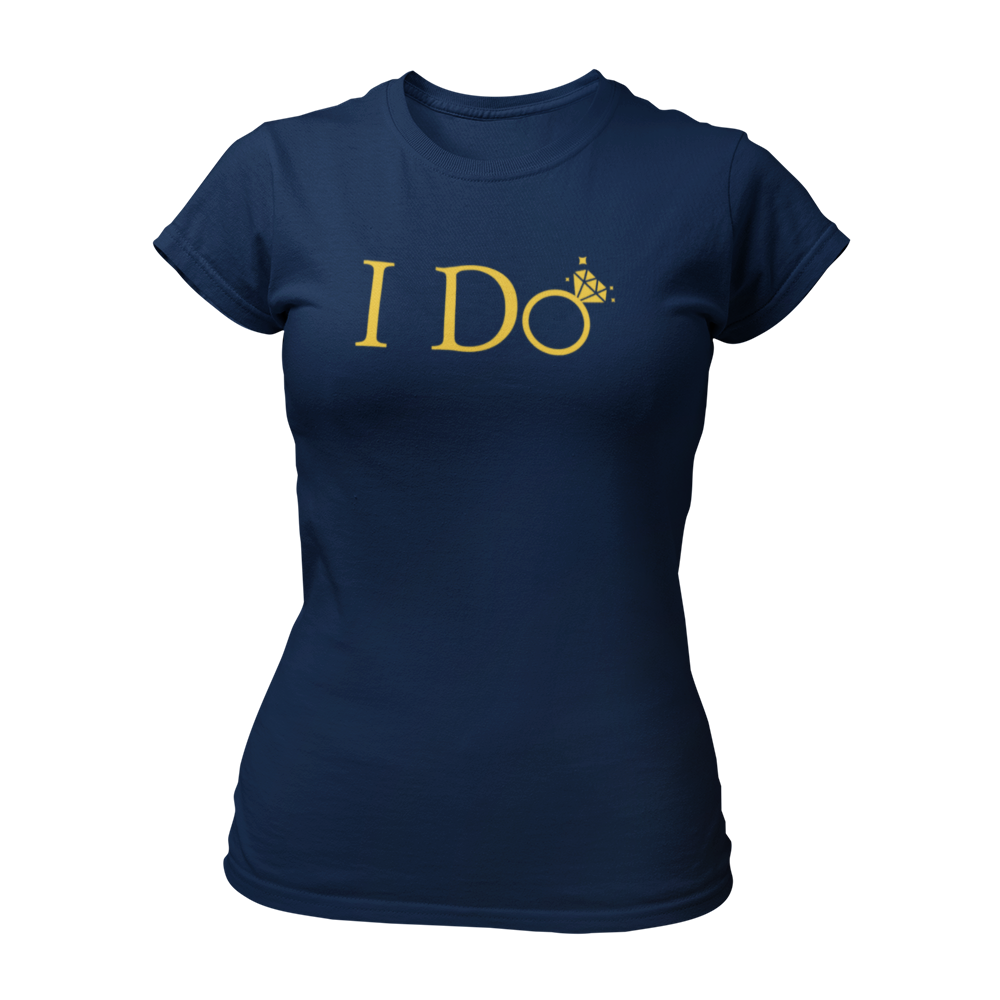 Das T-Shirt "I do" ist perfekt für die Junggesellin, um ihren bevorstehenden Hochzeitstag zu feiern. Mit einem schlichten und eleganten Design ist die Aufschrift "I Do" in goldenen Buchstaben gehalten, wobei das "o" als glänzender Ehering gestaltet ist. Das taillierte Shirt ist in vielen Farben erhältlich und eignet sich hervorragend für einen unvergesslichen Junggesellenabschied!