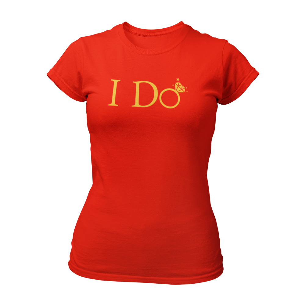 Das T-Shirt "I do" ist perfekt für die Junggesellin, um ihren bevorstehenden Hochzeitstag zu feiern. Mit einem schlichten und eleganten Design ist die Aufschrift "I Do" in goldenen Buchstaben gehalten, wobei das "o" als glänzender Ehering gestaltet ist. Das taillierte Shirt ist in vielen Farben erhältlich und eignet sich hervorragend für einen unvergesslichen Junggesellenabschied!
