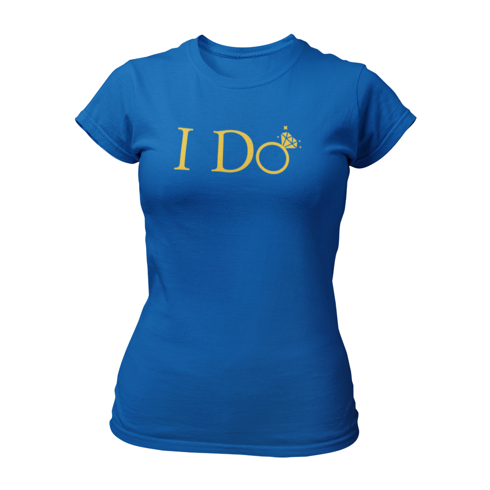 Das T-Shirt "I do" ist perfekt für die Junggesellin, um ihren bevorstehenden Hochzeitstag zu feiern. Mit einem schlichten und eleganten Design ist die Aufschrift "I Do" in goldenen Buchstaben gehalten, wobei das "o" als glänzender Ehering gestaltet ist. Das taillierte Shirt ist in vielen Farben erhältlich und eignet sich hervorragend für einen unvergesslichen Junggesellenabschied!