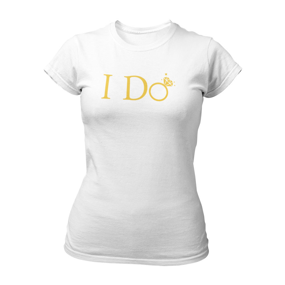 Das T-Shirt "I do" ist perfekt für die Junggesellin, um ihren bevorstehenden Hochzeitstag zu feiern. Mit einem schlichten und eleganten Design ist die Aufschrift "I Do" in goldenen Buchstaben gehalten, wobei das "o" als glänzender Ehering gestaltet ist. Das taillierte Shirt ist in vielen Farben erhältlich und eignet sich hervorragend für einen unvergesslichen Junggesellenabschied!