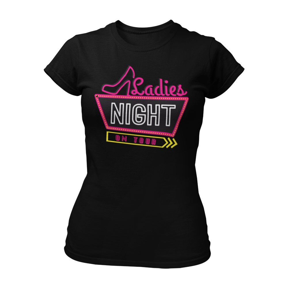 JGA T-Shirt 'Ladies Night on Tour' im Neon-Stil, inspiriert von Vegas Ortsschildern. Tailliert geschnitten, mit grellen Farben und dem Spruch 'Ladies Night – on Tour'. Perfekt für die Junggesellinnen-Party und in verschiedenen Farben erhältlich, ideal für einen unvergesslichen Abend.