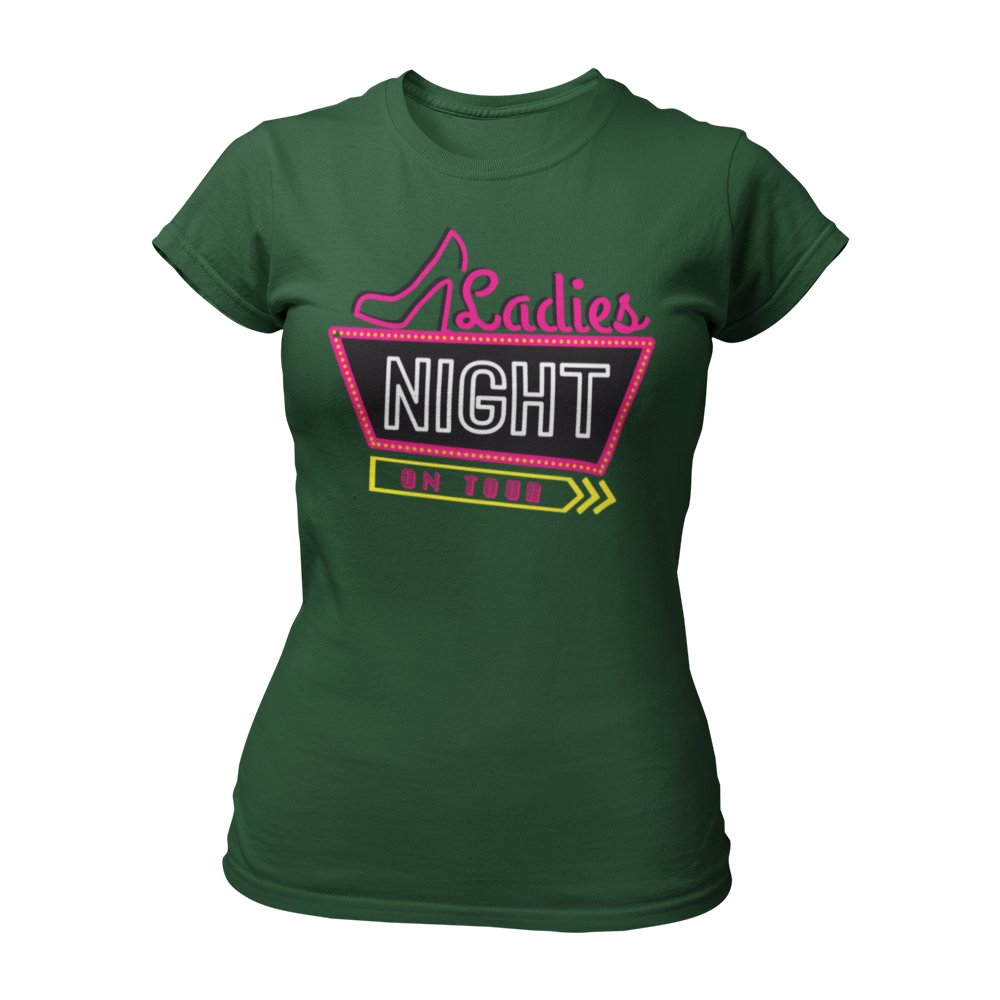 JGA T-Shirt 'Ladies Night on Tour' im Neon-Stil, inspiriert von Vegas Ortsschildern. Tailliert geschnitten, mit grellen Farben und dem Spruch 'Ladies Night – on Tour'. Perfekt für die Junggesellinnen-Party und in verschiedenen Farben erhältlich, ideal für einen unvergesslichen Abend.