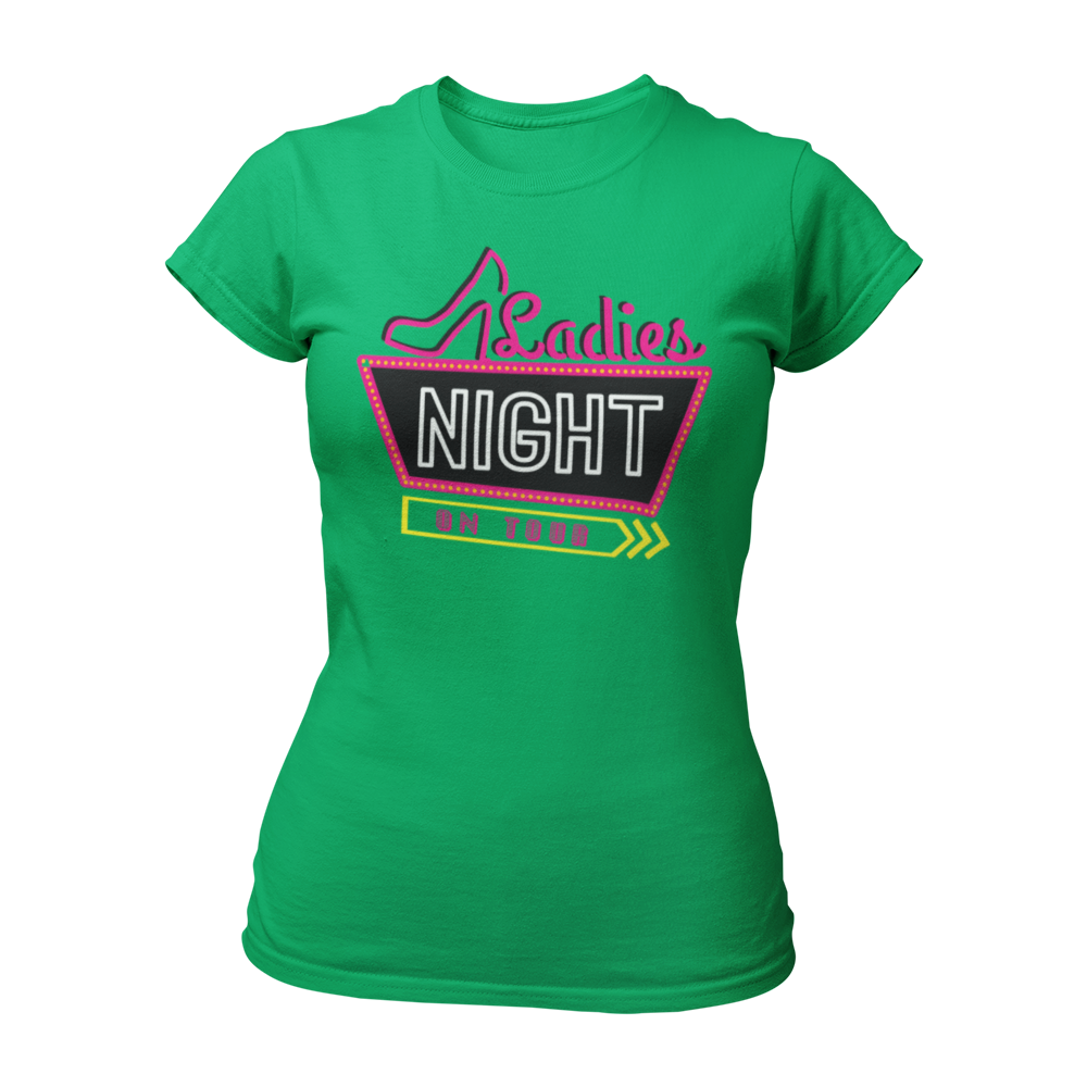 JGA T-Shirt 'Ladies Night on Tour' im Neon-Stil, inspiriert von Vegas Ortsschildern. Tailliert geschnitten, mit grellen Farben und dem Spruch 'Ladies Night – on Tour'. Perfekt für die Junggesellinnen-Party und in verschiedenen Farben erhältlich, ideal für einen unvergesslichen Abend.