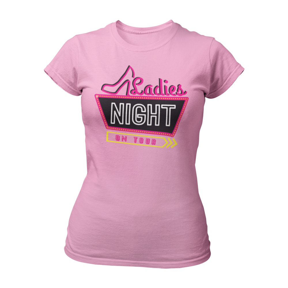 JGA T-Shirt 'Ladies Night on Tour' im Neon-Stil, inspiriert von Vegas Ortsschildern. Tailliert geschnitten, mit grellen Farben und dem Spruch 'Ladies Night – on Tour'. Perfekt für die Junggesellinnen-Party und in verschiedenen Farben erhältlich, ideal für einen unvergesslichen Abend.