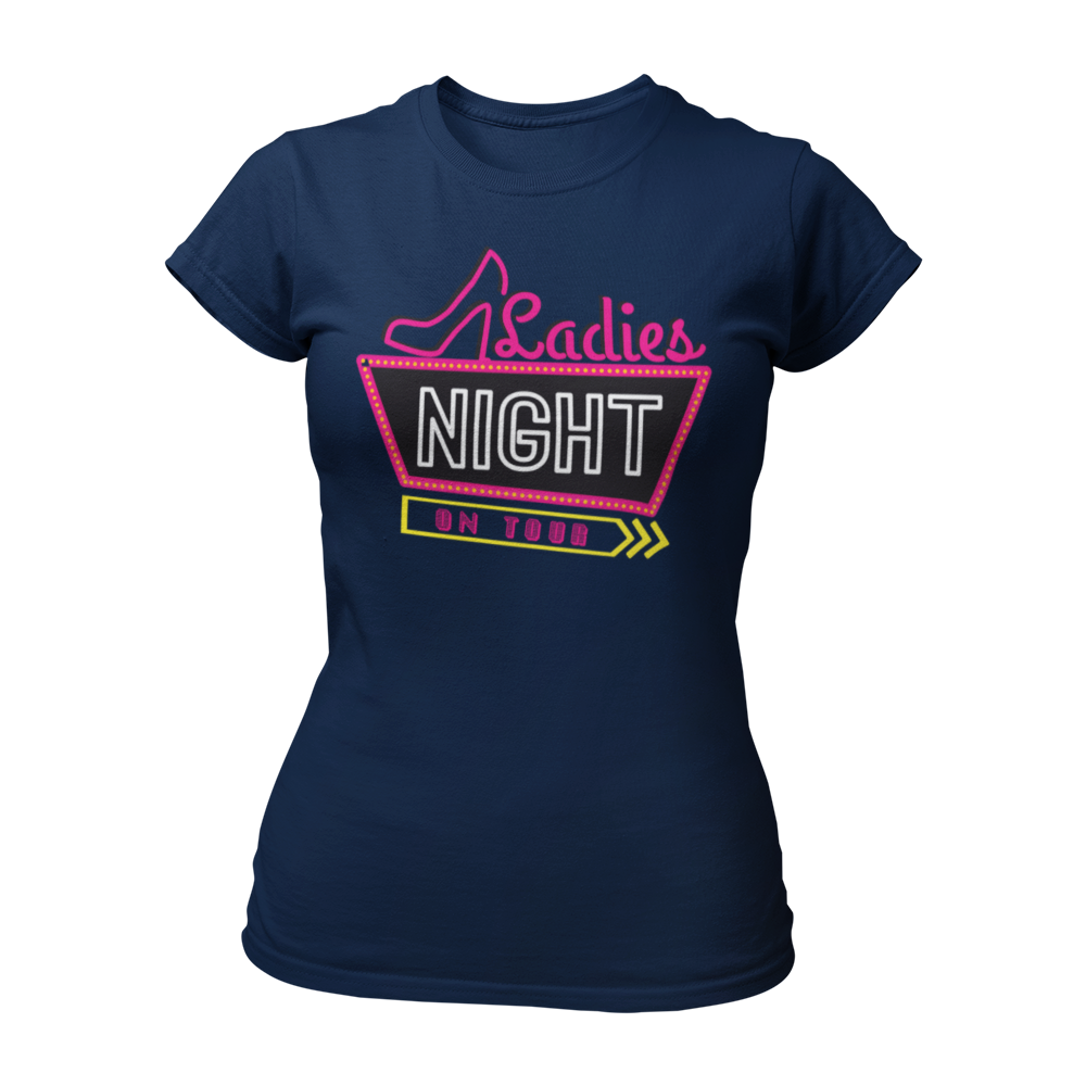 JGA T-Shirt 'Ladies Night on Tour' im Neon-Stil, inspiriert von Vegas Ortsschildern. Tailliert geschnitten, mit grellen Farben und dem Spruch 'Ladies Night – on Tour'. Perfekt für die Junggesellinnen-Party und in verschiedenen Farben erhältlich, ideal für einen unvergesslichen Abend.