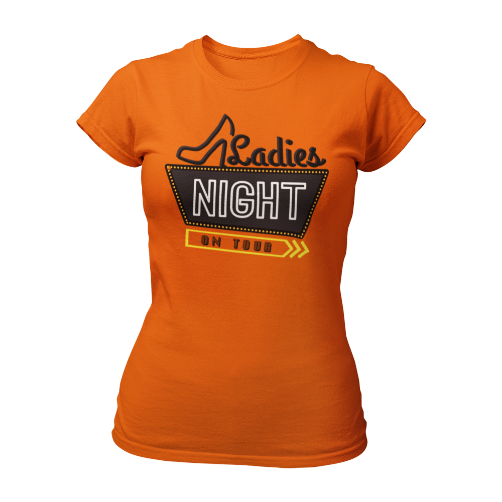 JGA T-Shirt 'Ladies Night on Tour' im Neon-Stil, inspiriert von Vegas Ortsschildern. Tailliert geschnitten, mit grellen Farben und dem Spruch 'Ladies Night – on Tour'. Perfekt für die Junggesellinnen-Party und in verschiedenen Farben erhältlich, ideal für einen unvergesslichen Abend.