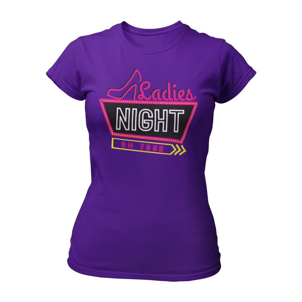 JGA T-Shirt 'Ladies Night on Tour' im Neon-Stil, inspiriert von Vegas Ortsschildern. Tailliert geschnitten, mit grellen Farben und dem Spruch 'Ladies Night – on Tour'. Perfekt für die Junggesellinnen-Party und in verschiedenen Farben erhältlich, ideal für einen unvergesslichen Abend.