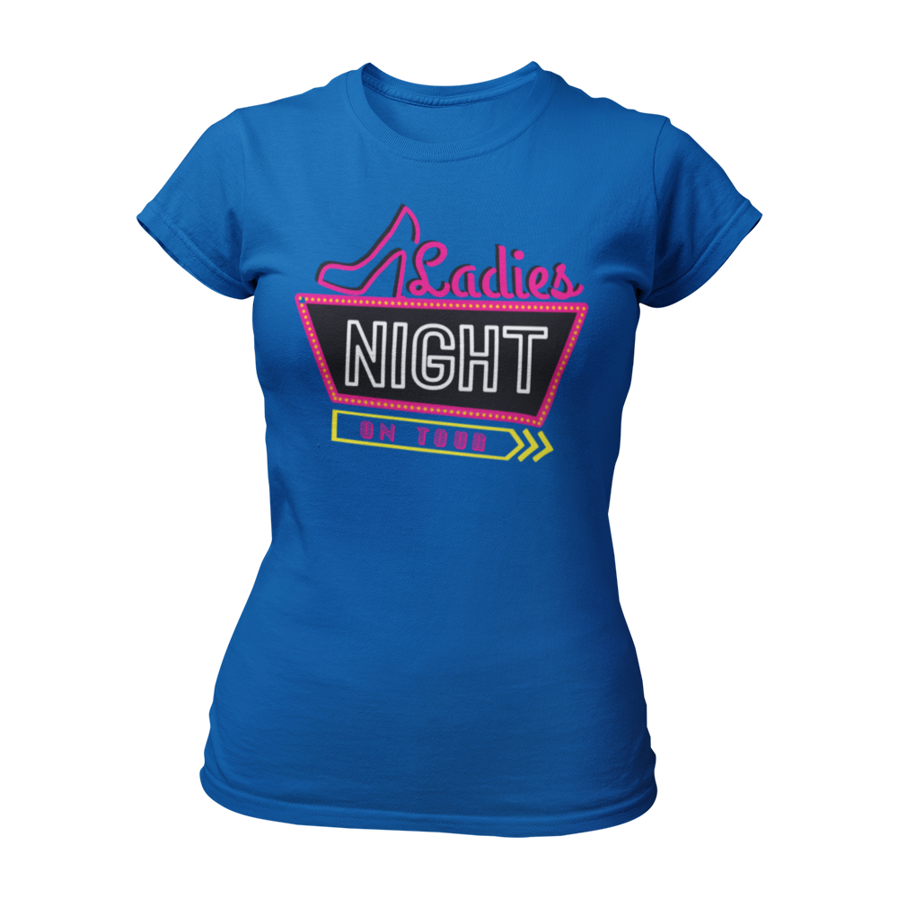 JGA T-Shirt 'Ladies Night on Tour' im Neon-Stil, inspiriert von Vegas Ortsschildern. Tailliert geschnitten, mit grellen Farben und dem Spruch 'Ladies Night – on Tour'. Perfekt für die Junggesellinnen-Party und in verschiedenen Farben erhältlich, ideal für einen unvergesslichen Abend.