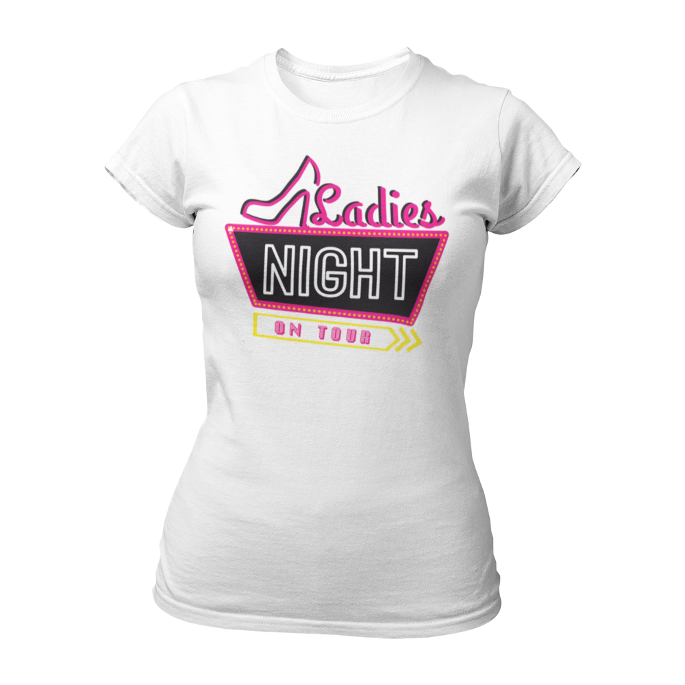 JGA T-Shirt 'Ladies Night on Tour' im Neon-Stil, inspiriert von Vegas Ortsschildern. Tailliert geschnitten, mit grellen Farben und dem Spruch 'Ladies Night – on Tour'. Perfekt für die Junggesellinnen-Party und in verschiedenen Farben erhältlich, ideal für einen unvergesslichen Abend.