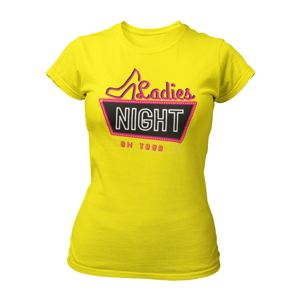 JGA T-Shirt 'Ladies Night on Tour' im Neon-Stil, inspiriert von Vegas Ortsschildern. Tailliert geschnitten, mit grellen Farben und dem Spruch 'Ladies Night – on Tour'. Perfekt für die Junggesellinnen-Party und in verschiedenen Farben erhältlich, ideal für einen unvergesslichen Abend.