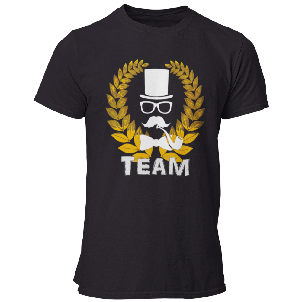 Das JGA T-Shirt „Lorbeerkranz Team“ kombiniert stilvolles Design mit Eleganz für den Junggesellenabschied. Der goldene Lorbeerkranz und die schlichte „Team“-Aufschrift machen es zum perfekten Outfit für die Begleiter des Bräutigams. Zusammen mit der passenden „Bräutigam“-Variante sorgt dieses Shirt für ein harmonisches Erscheinungsbild bei der Feier!