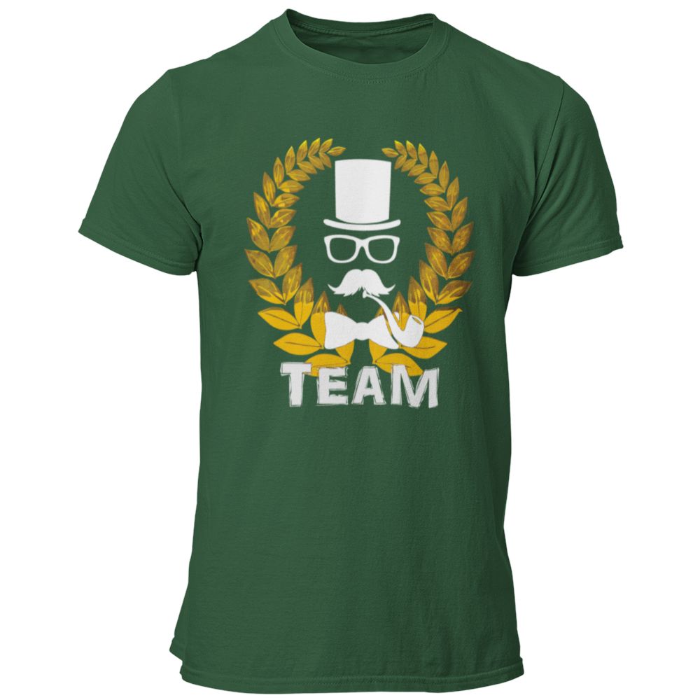 Das JGA T-Shirt „Lorbeerkranz Team“ kombiniert stilvolles Design mit Eleganz für den Junggesellenabschied. Der goldene Lorbeerkranz und die schlichte „Team“-Aufschrift machen es zum perfekten Outfit für die Begleiter des Bräutigams. Zusammen mit der passenden „Bräutigam“-Variante sorgt dieses Shirt für ein harmonisches Erscheinungsbild bei der Feier!