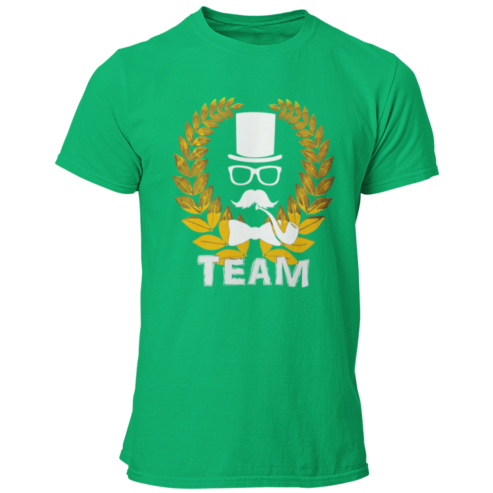 Das JGA T-Shirt „Lorbeerkranz Team“ kombiniert stilvolles Design mit Eleganz für den Junggesellenabschied. Der goldene Lorbeerkranz und die schlichte „Team“-Aufschrift machen es zum perfekten Outfit für die Begleiter des Bräutigams. Zusammen mit der passenden „Bräutigam“-Variante sorgt dieses Shirt für ein harmonisches Erscheinungsbild bei der Feier!