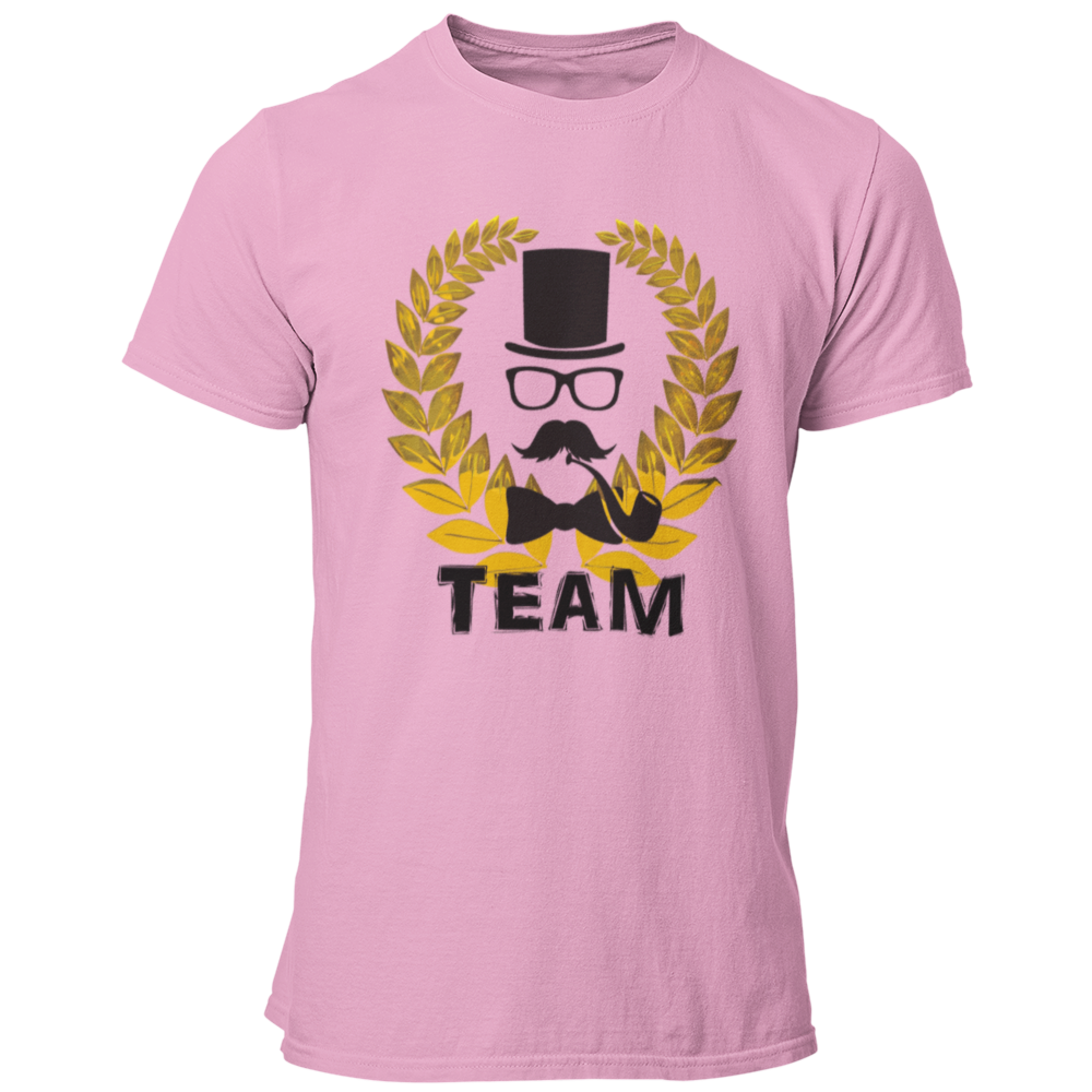 Das JGA T-Shirt „Lorbeerkranz Team“ kombiniert stilvolles Design mit Eleganz für den Junggesellenabschied. Der goldene Lorbeerkranz und die schlichte „Team“-Aufschrift machen es zum perfekten Outfit für die Begleiter des Bräutigams. Zusammen mit der passenden „Bräutigam“-Variante sorgt dieses Shirt für ein harmonisches Erscheinungsbild bei der Feier!
