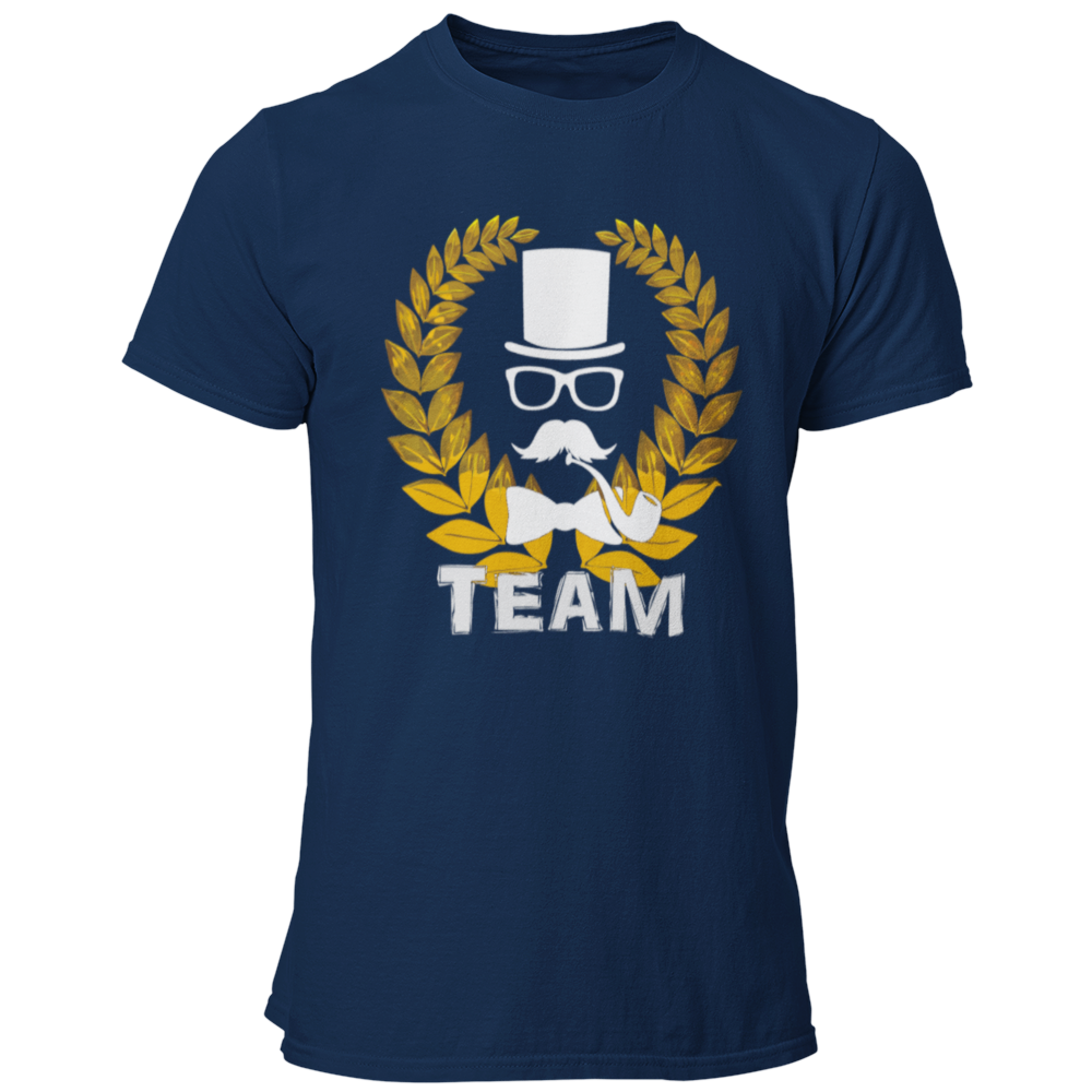 Das JGA T-Shirt „Lorbeerkranz Team“ kombiniert stilvolles Design mit Eleganz für den Junggesellenabschied. Der goldene Lorbeerkranz und die schlichte „Team“-Aufschrift machen es zum perfekten Outfit für die Begleiter des Bräutigams. Zusammen mit der passenden „Bräutigam“-Variante sorgt dieses Shirt für ein harmonisches Erscheinungsbild bei der Feier!