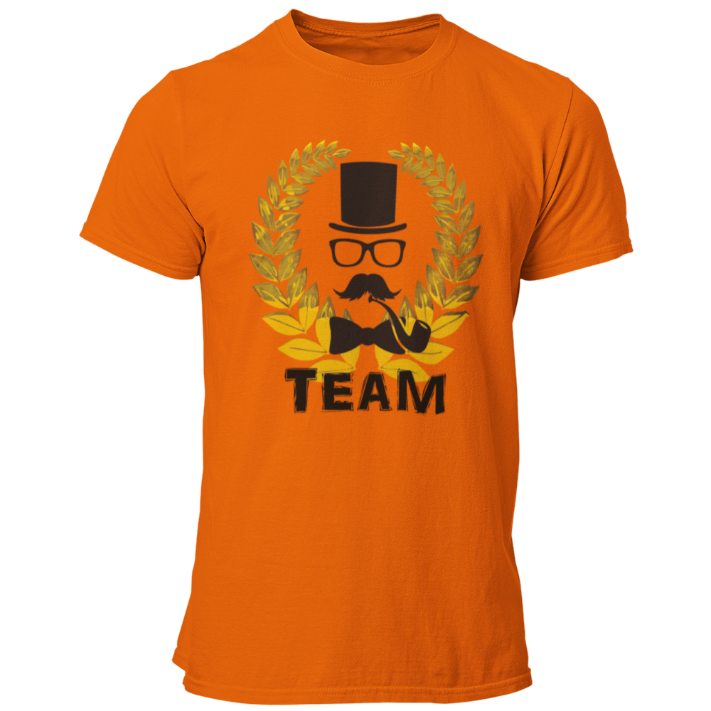 Das JGA T-Shirt „Lorbeerkranz Team“ kombiniert stilvolles Design mit Eleganz für den Junggesellenabschied. Der goldene Lorbeerkranz und die schlichte „Team“-Aufschrift machen es zum perfekten Outfit für die Begleiter des Bräutigams. Zusammen mit der passenden „Bräutigam“-Variante sorgt dieses Shirt für ein harmonisches Erscheinungsbild bei der Feier!