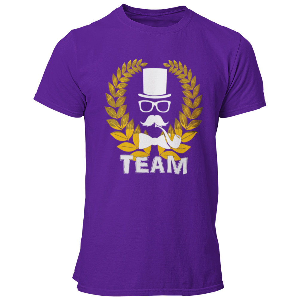 Das JGA T-Shirt „Lorbeerkranz Team“ kombiniert stilvolles Design mit Eleganz für den Junggesellenabschied. Der goldene Lorbeerkranz und die schlichte „Team“-Aufschrift machen es zum perfekten Outfit für die Begleiter des Bräutigams. Zusammen mit der passenden „Bräutigam“-Variante sorgt dieses Shirt für ein harmonisches Erscheinungsbild bei der Feier!