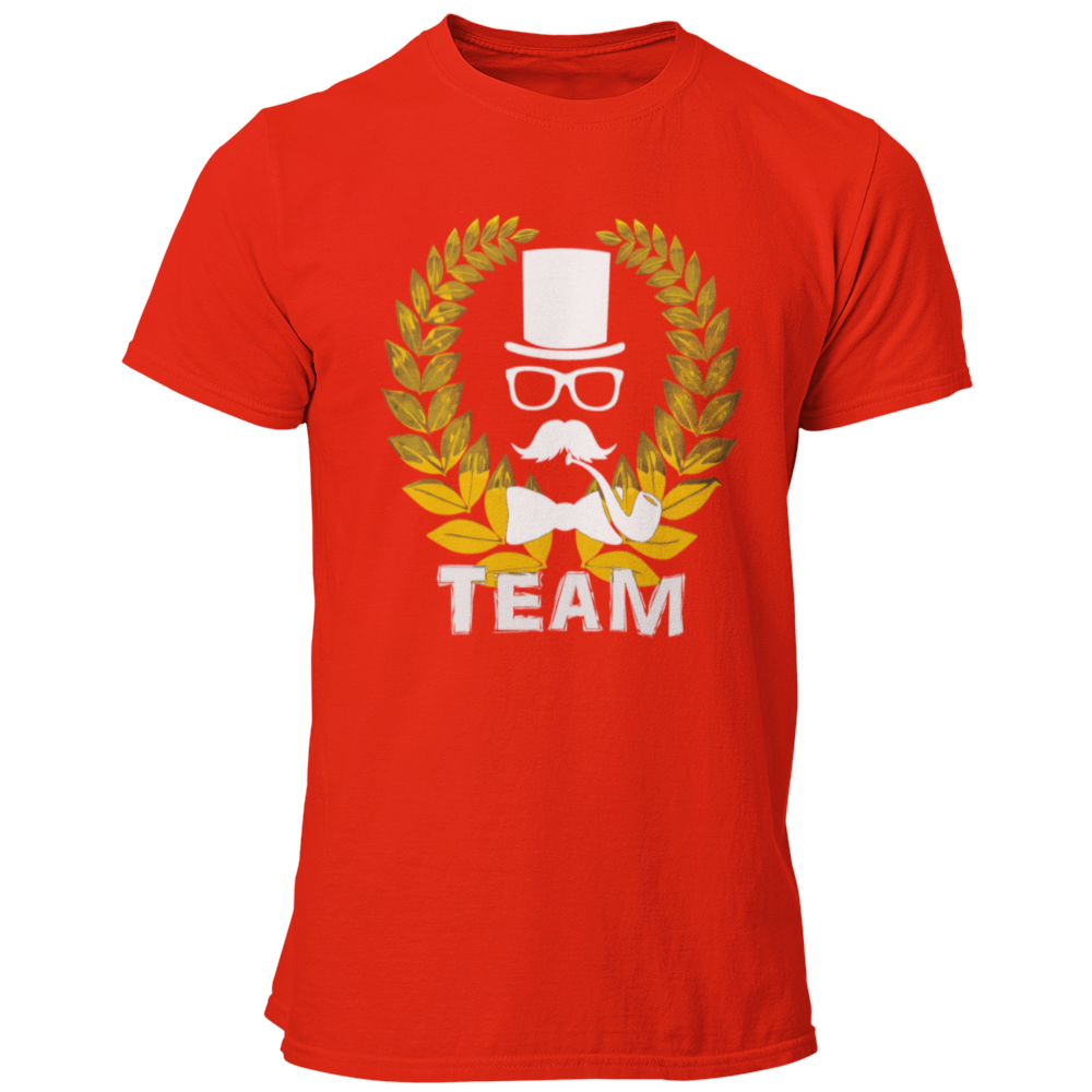 Das JGA T-Shirt „Lorbeerkranz Team“ kombiniert stilvolles Design mit Eleganz für den Junggesellenabschied. Der goldene Lorbeerkranz und die schlichte „Team“-Aufschrift machen es zum perfekten Outfit für die Begleiter des Bräutigams. Zusammen mit der passenden „Bräutigam“-Variante sorgt dieses Shirt für ein harmonisches Erscheinungsbild bei der Feier!