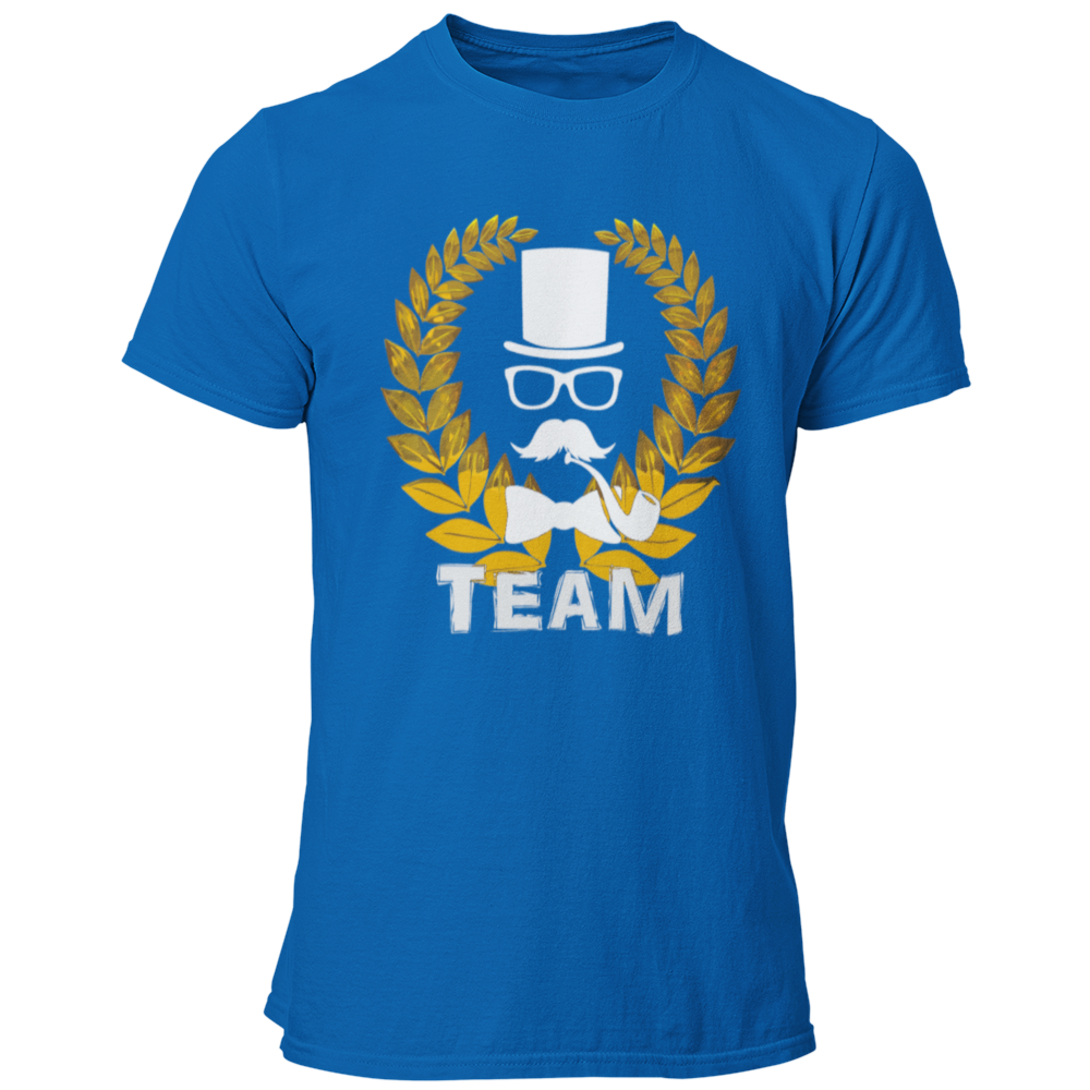 Das JGA T-Shirt „Lorbeerkranz Team“ kombiniert stilvolles Design mit Eleganz für den Junggesellenabschied. Der goldene Lorbeerkranz und die schlichte „Team“-Aufschrift machen es zum perfekten Outfit für die Begleiter des Bräutigams. Zusammen mit der passenden „Bräutigam“-Variante sorgt dieses Shirt für ein harmonisches Erscheinungsbild bei der Feier!