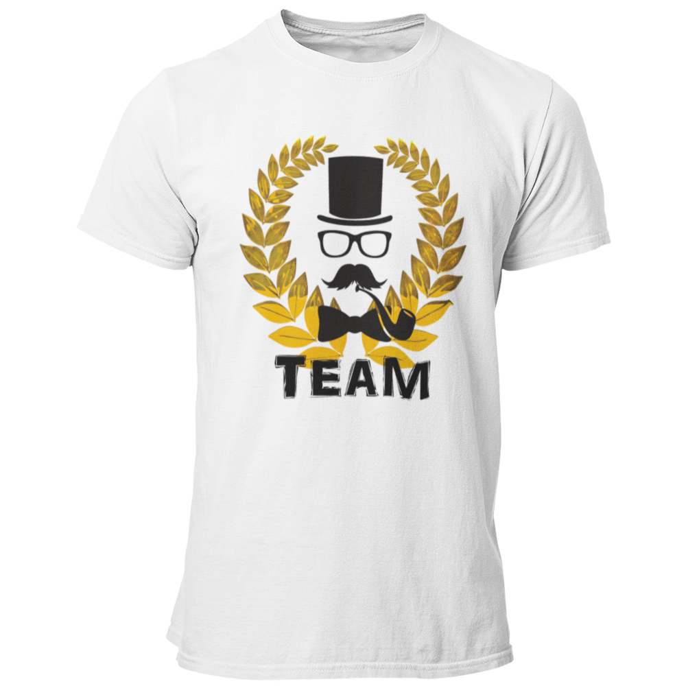Das JGA T-Shirt „Lorbeerkranz Team“ kombiniert stilvolles Design mit Eleganz für den Junggesellenabschied. Der goldene Lorbeerkranz und die schlichte „Team“-Aufschrift machen es zum perfekten Outfit für die Begleiter des Bräutigams. Zusammen mit der passenden „Bräutigam“-Variante sorgt dieses Shirt für ein harmonisches Erscheinungsbild bei der Feier!