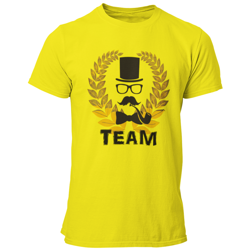 Das JGA T-Shirt „Lorbeerkranz Team“ kombiniert stilvolles Design mit Eleganz für den Junggesellenabschied. Der goldene Lorbeerkranz und die schlichte „Team“-Aufschrift machen es zum perfekten Outfit für die Begleiter des Bräutigams. Zusammen mit der passenden „Bräutigam“-Variante sorgt dieses Shirt für ein harmonisches Erscheinungsbild bei der Feier!