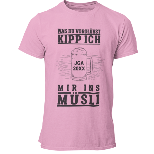 Das JGA T-Shirt „JGA Müsli“ kombiniert Humor mit Individualität, indem es die Jahreszahl des Junggesellenabschieds personalisierbar ist. Der witzige Spruch „Was Du vorglühst, kipp ich mir ins Müsli“ sorgt für Lacher und bringt den Feiergeist zum Ausdruck. Mit hochwertigem Digitaldruck bietet es ein tolles Preis-Leistungs-Verhältnis und ist das perfekte Andenken für eine unvergessliche Feier!
