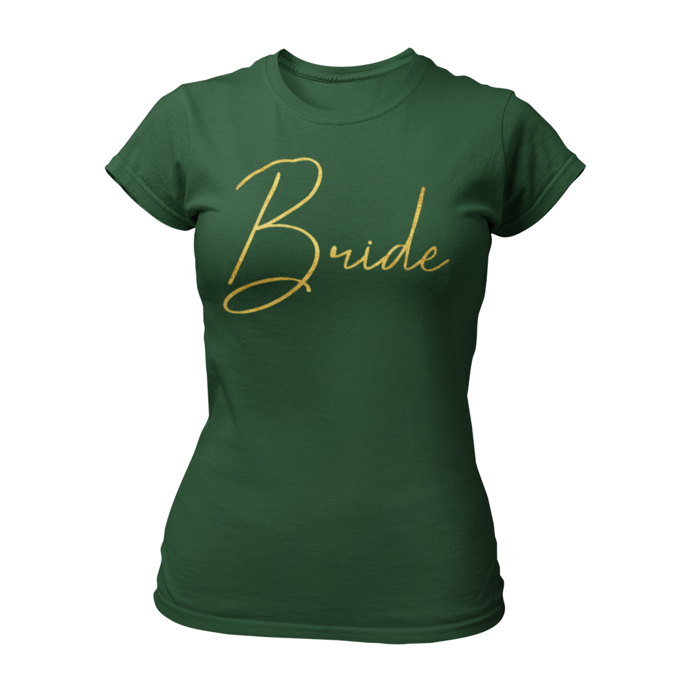Erlebe deinen Junggesellinnenabschied mit dem glamourösen T-Shirt „Bride Glamour“! Dieses exklusive Shirt für die angehende Braut passt perfekt zum Motto „Glitzer & Glamour“ und hebt sich stilvoll von den Teamshirts ihrer Freundinnen ab. Mit der goldglänzenden Aufschrift „Bride“ besticht es durch cleane Eleganz ohne unnötige Verzierungen. Ein echter Blickfang, der sofort klarstellt, wer im Mittelpunkt der Feier steht!