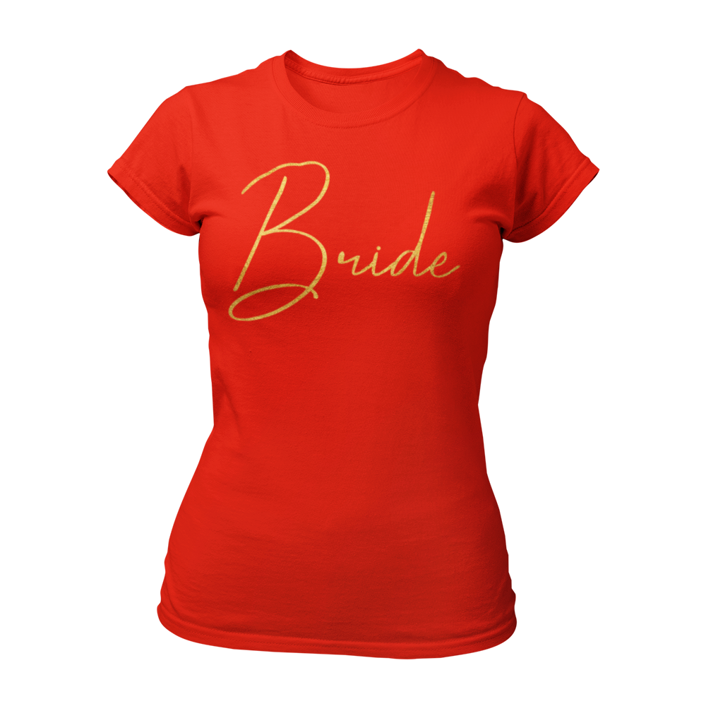 Erlebe deinen Junggesellinnenabschied mit dem glamourösen T-Shirt „Bride Glamour“! Dieses exklusive Shirt für die angehende Braut passt perfekt zum Motto „Glitzer & Glamour“ und hebt sich stilvoll von den Teamshirts ihrer Freundinnen ab. Mit der goldglänzenden Aufschrift „Bride“ besticht es durch cleane Eleganz ohne unnötige Verzierungen. Ein echter Blickfang, der sofort klarstellt, wer im Mittelpunkt der Feier steht!