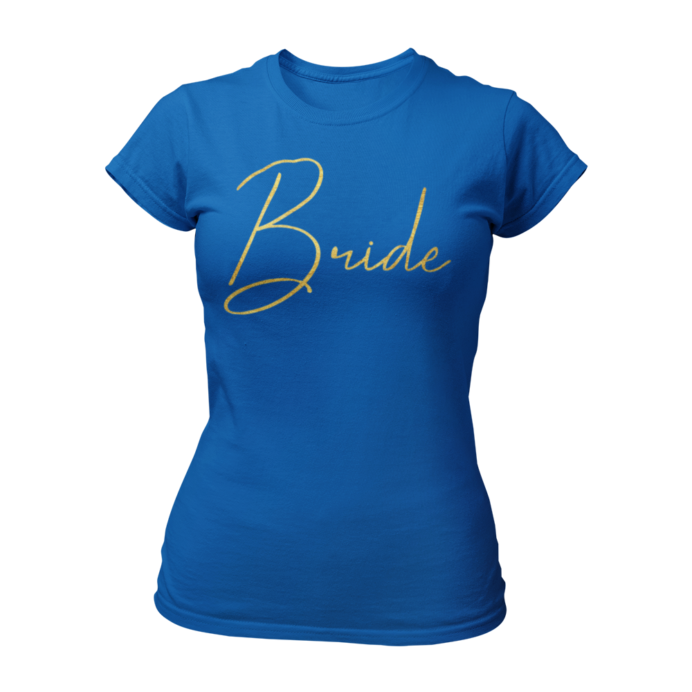 Erlebe deinen Junggesellinnenabschied mit dem glamourösen T-Shirt „Bride Glamour“! Dieses exklusive Shirt für die angehende Braut passt perfekt zum Motto „Glitzer & Glamour“ und hebt sich stilvoll von den Teamshirts ihrer Freundinnen ab. Mit der goldglänzenden Aufschrift „Bride“ besticht es durch cleane Eleganz ohne unnötige Verzierungen. Ein echter Blickfang, der sofort klarstellt, wer im Mittelpunkt der Feier steht!