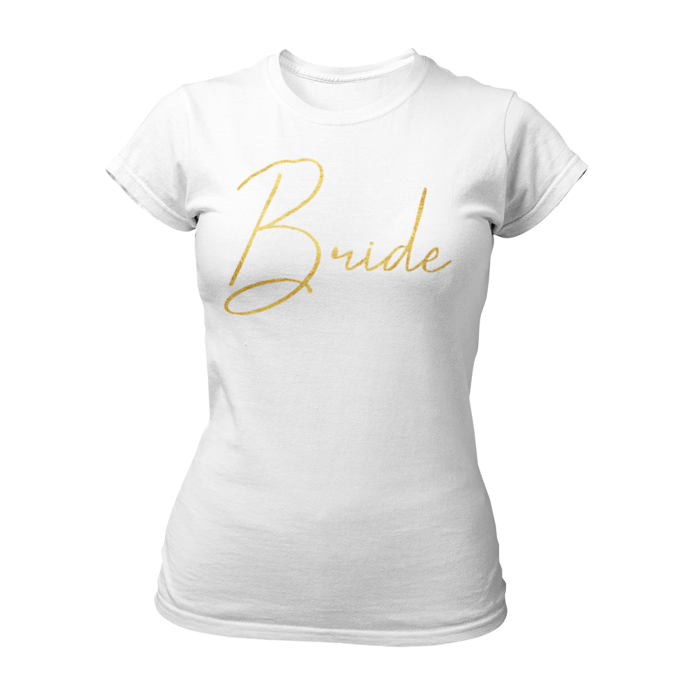 Erlebe deinen Junggesellinnenabschied mit dem glamourösen T-Shirt „Bride Glamour“! Dieses exklusive Shirt für die angehende Braut passt perfekt zum Motto „Glitzer & Glamour“ und hebt sich stilvoll von den Teamshirts ihrer Freundinnen ab. Mit der goldglänzenden Aufschrift „Bride“ besticht es durch cleane Eleganz ohne unnötige Verzierungen. Ein echter Blickfang, der sofort klarstellt, wer im Mittelpunkt der Feier steht!