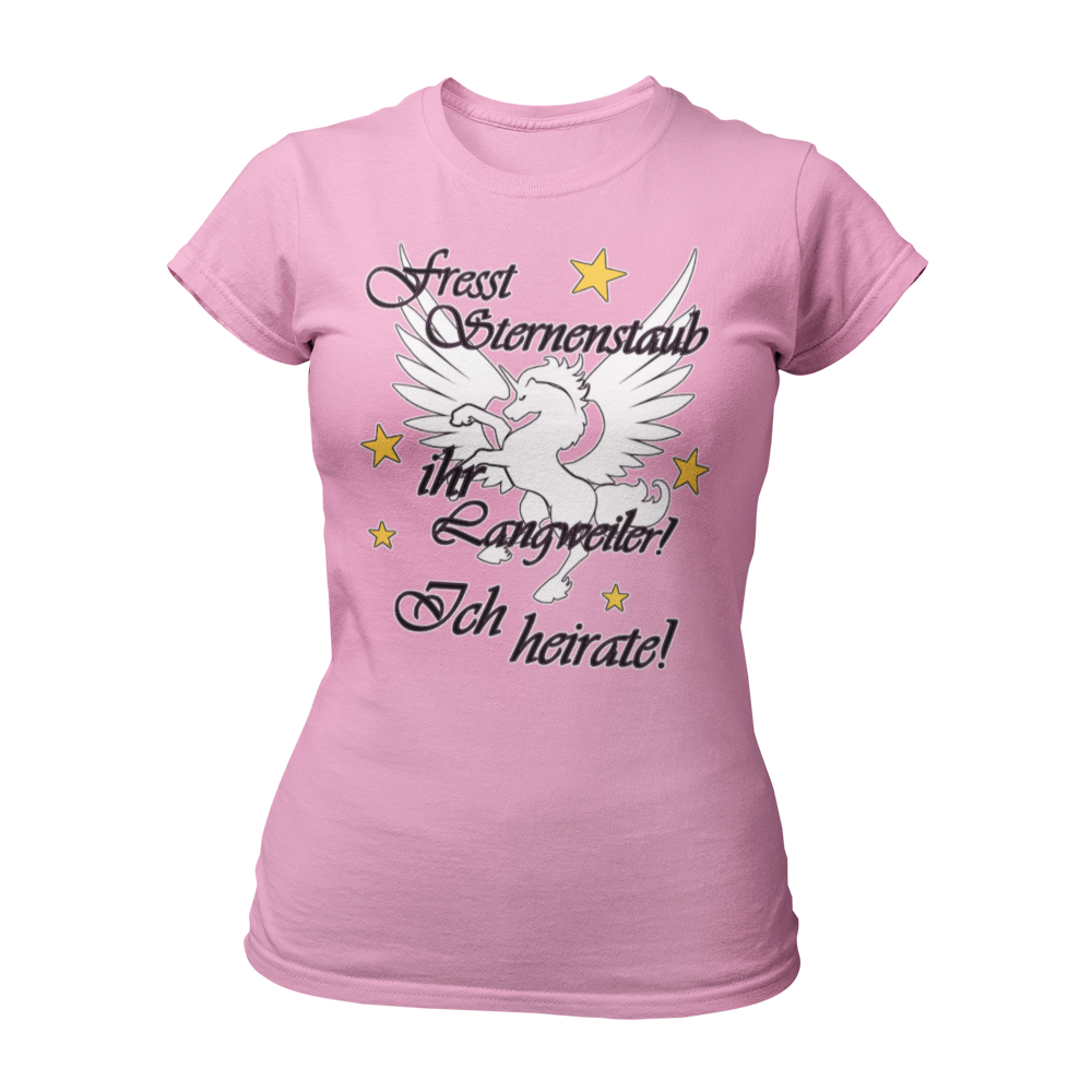 JGA T-Shirt 'Einhorn' für Frauen, mit einem großen Einhorn-Motiv und dem Spruch 'Fresst Sternenstaub, ihr Langweiler, ich heirate!' in pinker Schrift. Das feminines Damenshirt hat einen taillierten Schnitt und wird durch kleine Sternchen verziert. Perfekt für den Mädelsabend vor der Hochzeit
