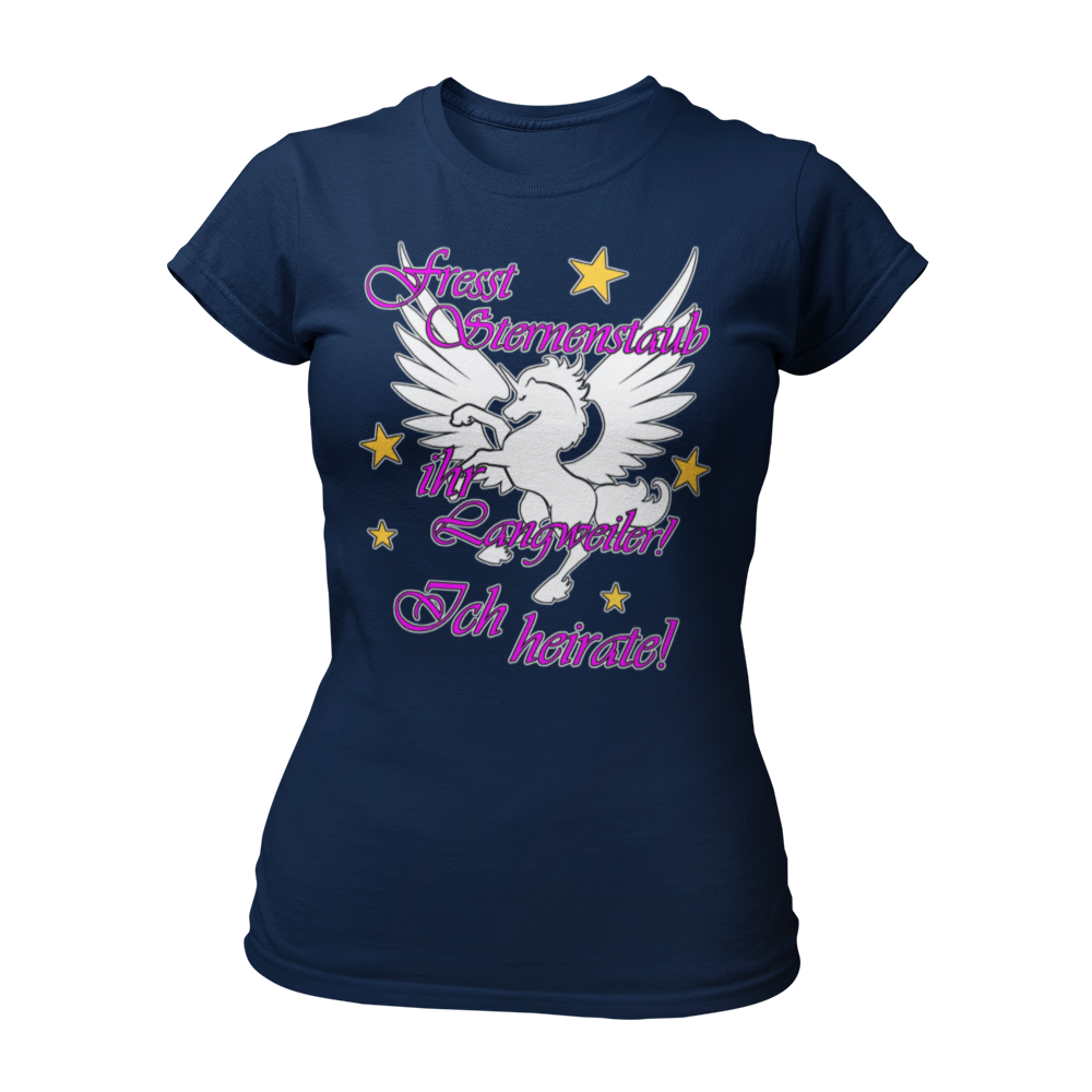 JGA T-Shirt 'Einhorn' für Frauen, mit einem großen Einhorn-Motiv und dem Spruch 'Fresst Sternenstaub, ihr Langweiler, ich heirate!' in pinker Schrift. Das feminines Damenshirt hat einen taillierten Schnitt und wird durch kleine Sternchen verziert. Perfekt für den Mädelsabend vor der Hochzeit
