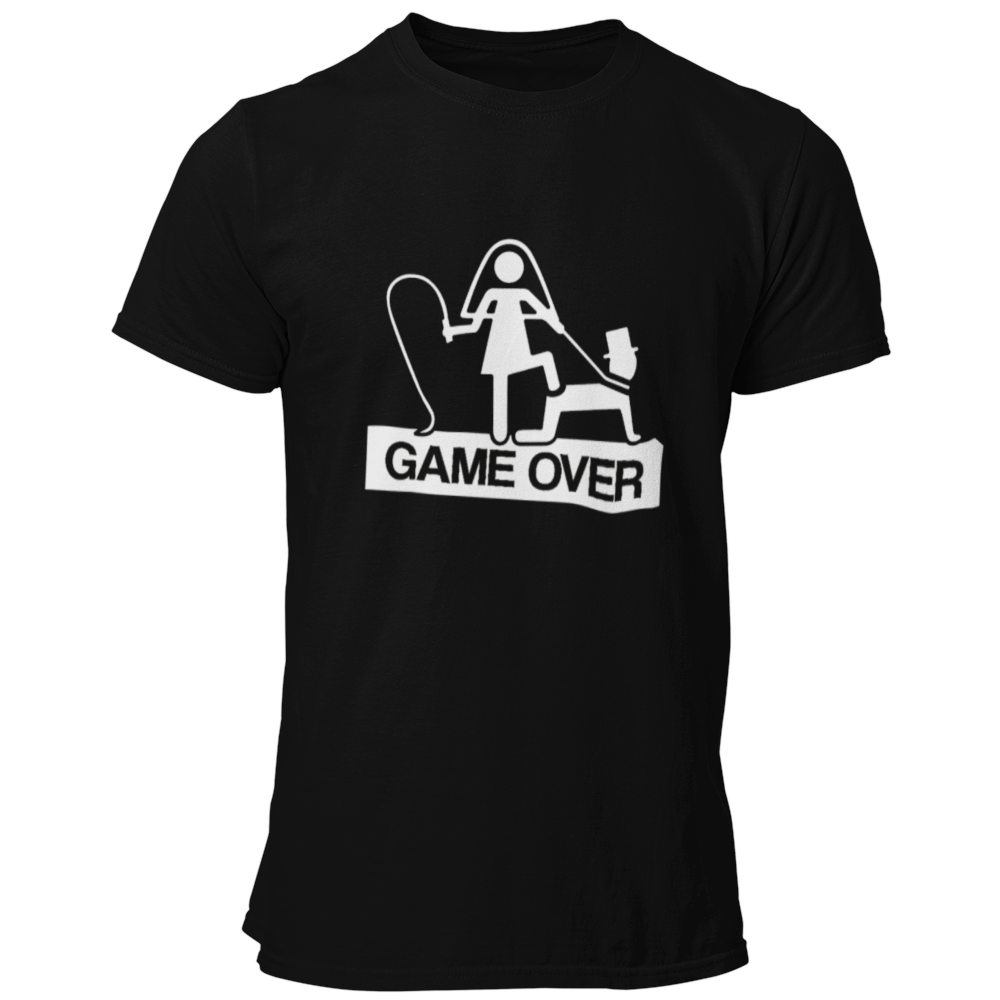 JGA T-Shirt 'Game Over' mit einem humorvollen Motiv, das die Herausforderungen des Ehealltags darstellt. Das Shirt zeigt eine Frau mit einer Peitsche, die symbolisch ihren Ehemann unter Kontrolle hat, und bringt die Männertruppe als Teil einer Junggesellengruppe zum Schmunzeln. Mit einem geraden Schnitt und rundem Kragen bietet es einen angenehmen Tragekomfort und ist in einem günstigen Preisbereich erhältlich. Perfekt für einen ausgelassenen Junggesellenabschied, um die letzte Nacht in Freiheit gebührend z