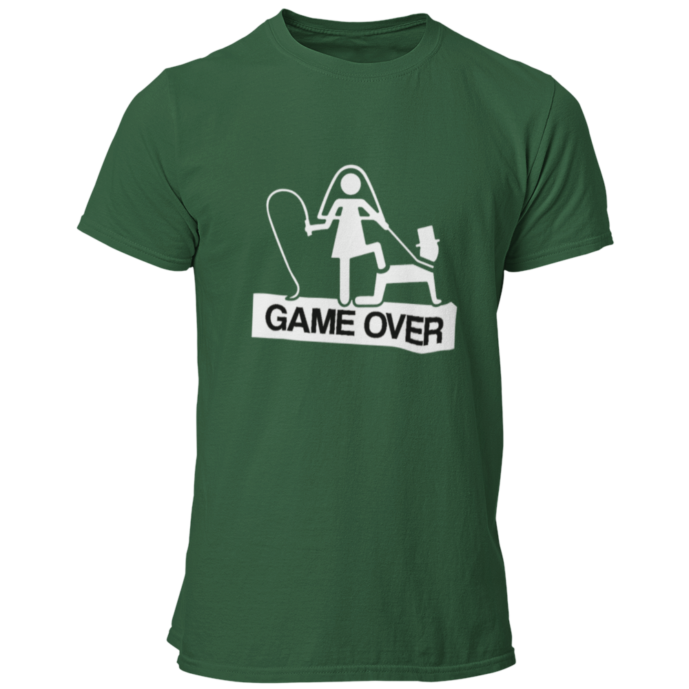 JGA T-Shirt 'Game Over' mit einem humorvollen Motiv, das die Herausforderungen des Ehealltags darstellt. Das Shirt zeigt eine Frau mit einer Peitsche, die symbolisch ihren Ehemann unter Kontrolle hat, und bringt die Männertruppe als Teil einer Junggesellengruppe zum Schmunzeln. Mit einem geraden Schnitt und rundem Kragen bietet es einen angenehmen Tragekomfort und ist in einem günstigen Preisbereich erhältlich. Perfekt für einen ausgelassenen Junggesellenabschied, um die letzte Nacht in Freiheit gebührend z