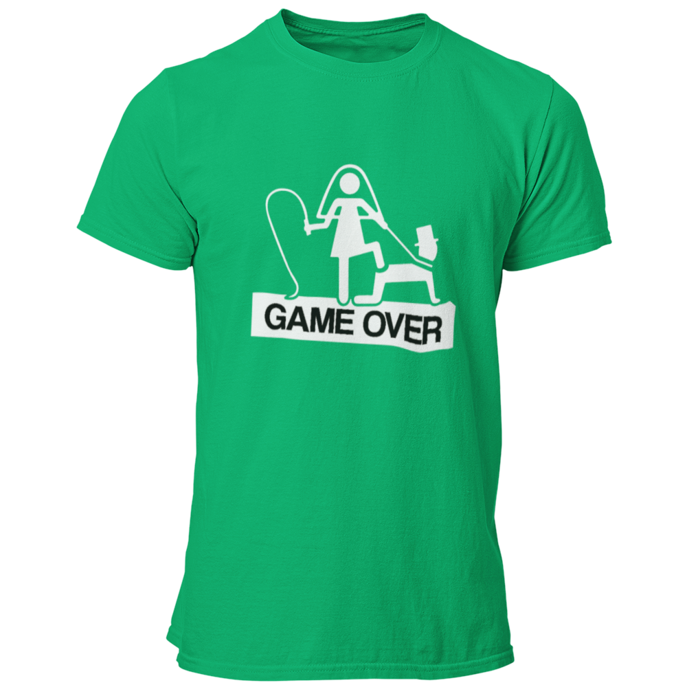 JGA T-Shirt 'Game Over' mit einem humorvollen Motiv, das die Herausforderungen des Ehealltags darstellt. Das Shirt zeigt eine Frau mit einer Peitsche, die symbolisch ihren Ehemann unter Kontrolle hat, und bringt die Männertruppe als Teil einer Junggesellengruppe zum Schmunzeln. Mit einem geraden Schnitt und rundem Kragen bietet es einen angenehmen Tragekomfort und ist in einem günstigen Preisbereich erhältlich. Perfekt für einen ausgelassenen Junggesellenabschied, um die letzte Nacht in Freiheit gebührend z