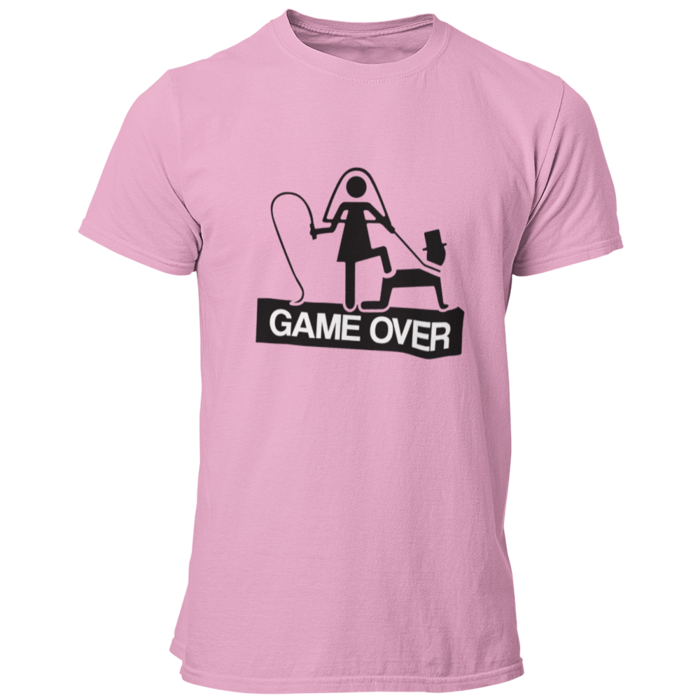 JGA T-Shirt 'Game Over' mit einem humorvollen Motiv, das die Herausforderungen des Ehealltags darstellt. Das Shirt zeigt eine Frau mit einer Peitsche, die symbolisch ihren Ehemann unter Kontrolle hat, und bringt die Männertruppe als Teil einer Junggesellengruppe zum Schmunzeln. Mit einem geraden Schnitt und rundem Kragen bietet es einen angenehmen Tragekomfort und ist in einem günstigen Preisbereich erhältlich. Perfekt für einen ausgelassenen Junggesellenabschied, um die letzte Nacht in Freiheit gebührend z