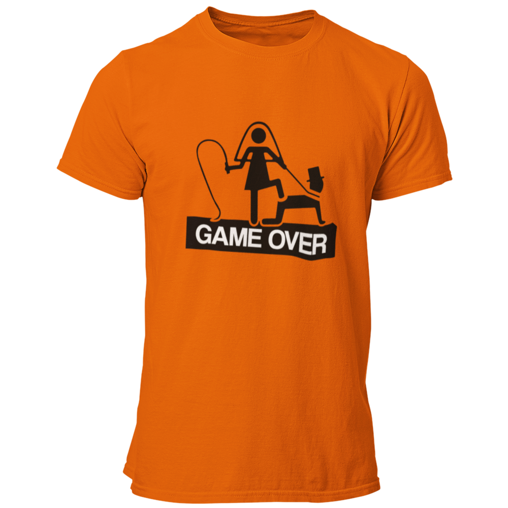 JGA T-Shirt 'Game Over' mit einem humorvollen Motiv, das die Herausforderungen des Ehealltags darstellt. Das Shirt zeigt eine Frau mit einer Peitsche, die symbolisch ihren Ehemann unter Kontrolle hat, und bringt die Männertruppe als Teil einer Junggesellengruppe zum Schmunzeln. Mit einem geraden Schnitt und rundem Kragen bietet es einen angenehmen Tragekomfort und ist in einem günstigen Preisbereich erhältlich. Perfekt für einen ausgelassenen Junggesellenabschied, um die letzte Nacht in Freiheit gebührend z