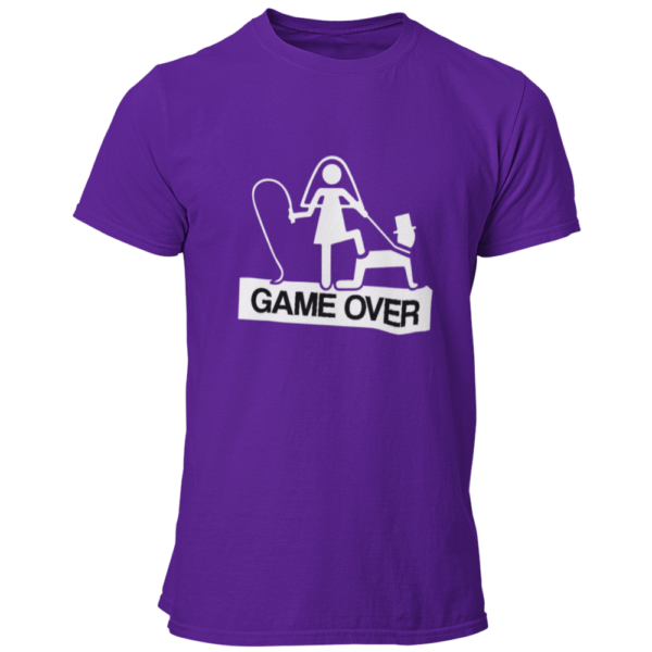 JGA T-Shirt 'Game Over' mit einem humorvollen Motiv, das die Herausforderungen des Ehealltags darstellt. Das Shirt zeigt eine Frau mit einer Peitsche, die symbolisch ihren Ehemann unter Kontrolle hat, und bringt die Männertruppe als Teil einer Junggesellengruppe zum Schmunzeln. Mit einem geraden Schnitt und rundem Kragen bietet es einen angenehmen Tragekomfort und ist in einem günstigen Preisbereich erhältlich. Perfekt für einen ausgelassenen Junggesellenabschied, um die letzte Nacht in Freiheit gebührend z