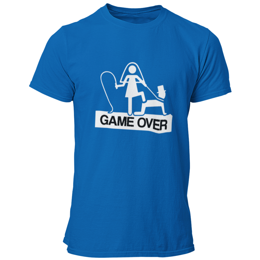 JGA T-Shirt 'Game Over' mit einem humorvollen Motiv, das die Herausforderungen des Ehealltags darstellt. Das Shirt zeigt eine Frau mit einer Peitsche, die symbolisch ihren Ehemann unter Kontrolle hat, und bringt die Männertruppe als Teil einer Junggesellengruppe zum Schmunzeln. Mit einem geraden Schnitt und rundem Kragen bietet es einen angenehmen Tragekomfort und ist in einem günstigen Preisbereich erhältlich. Perfekt für einen ausgelassenen Junggesellenabschied, um die letzte Nacht in Freiheit gebührend z