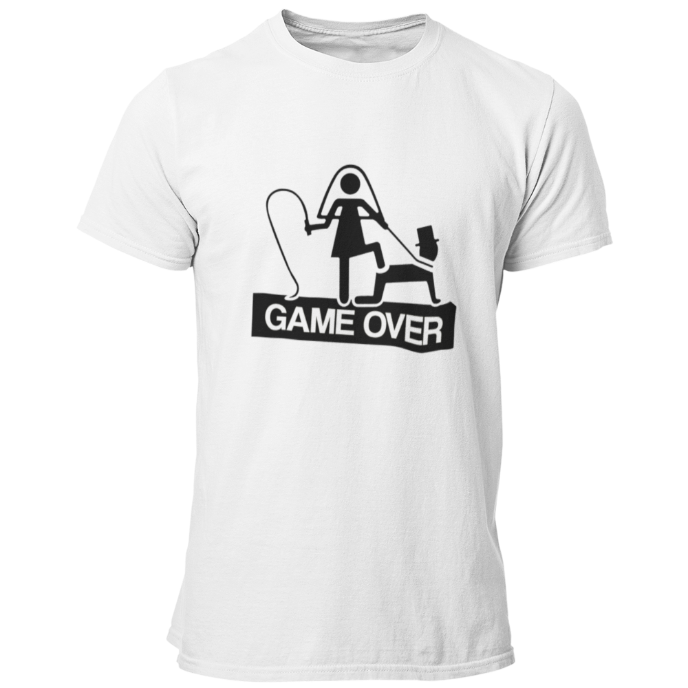 JGA T-Shirt 'Game Over' mit einem humorvollen Motiv, das die Herausforderungen des Ehealltags darstellt. Das Shirt zeigt eine Frau mit einer Peitsche, die symbolisch ihren Ehemann unter Kontrolle hat, und bringt die Männertruppe als Teil einer Junggesellengruppe zum Schmunzeln. Mit einem geraden Schnitt und rundem Kragen bietet es einen angenehmen Tragekomfort und ist in einem günstigen Preisbereich erhältlich. Perfekt für einen ausgelassenen Junggesellenabschied, um die letzte Nacht in Freiheit gebührend z