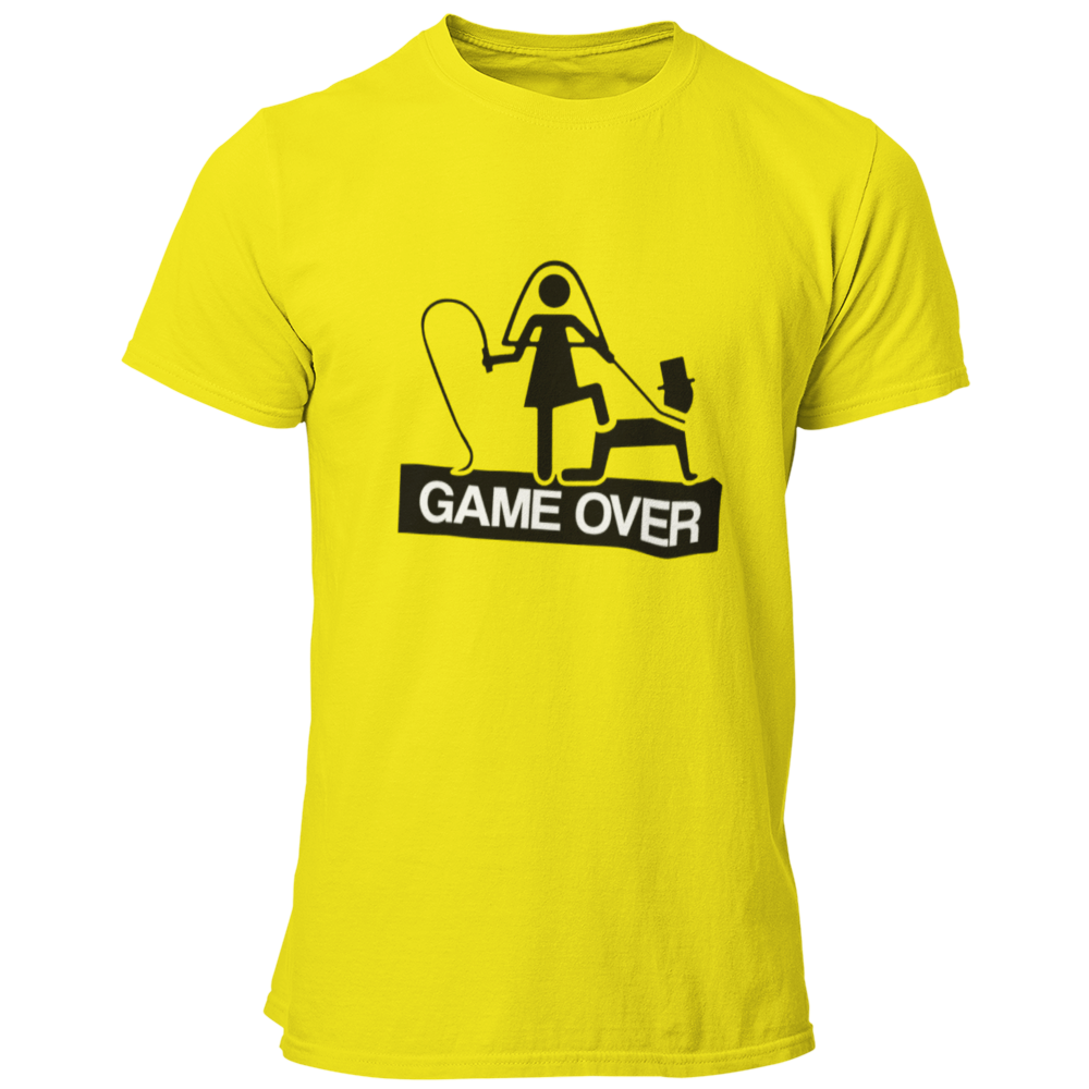 JGA T-Shirt 'Game Over' mit einem humorvollen Motiv, das die Herausforderungen des Ehealltags darstellt. Das Shirt zeigt eine Frau mit einer Peitsche, die symbolisch ihren Ehemann unter Kontrolle hat, und bringt die Männertruppe als Teil einer Junggesellengruppe zum Schmunzeln. Mit einem geraden Schnitt und rundem Kragen bietet es einen angenehmen Tragekomfort und ist in einem günstigen Preisbereich erhältlich. Perfekt für einen ausgelassenen Junggesellenabschied, um die letzte Nacht in Freiheit gebührend z