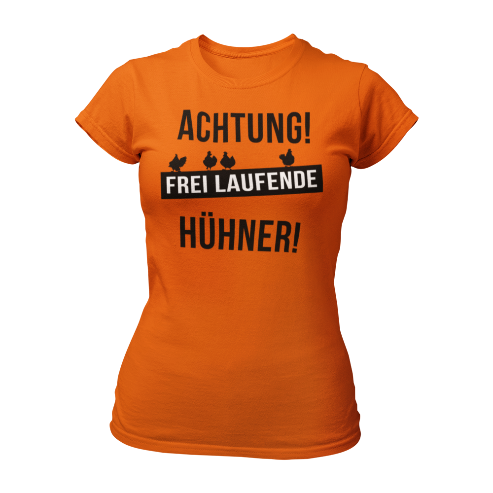 Damen T-Shirt "Achtung freilaufende Hühner" mit auffälligem Schriftzug. Ideal für den Junggesellinnenabschied, bringt es eine Portion Humor und Selbstironie mit sich. Das Shirt hat eine taillierte Passform und ist in vielen Farben erhältlich.