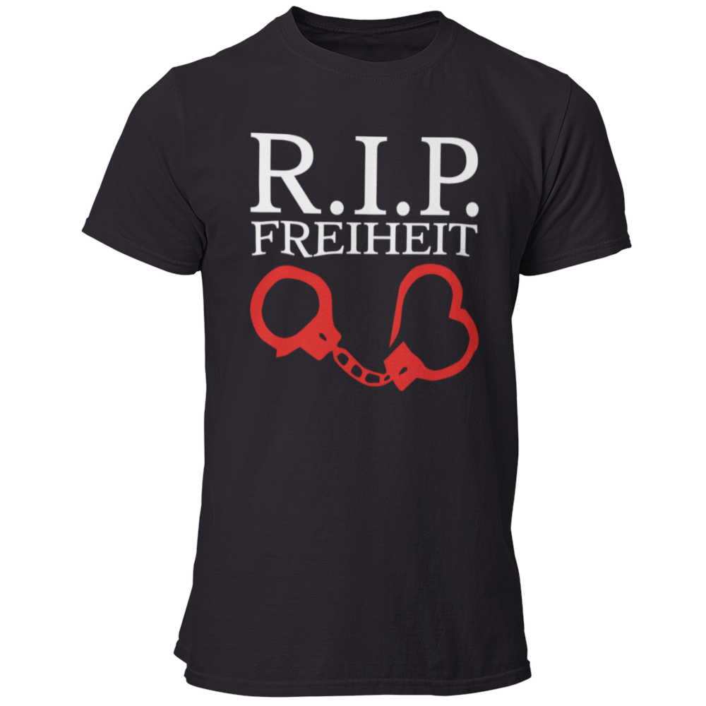 Das JGA T-Shirt „R.I.P Freiheit“ ist das perfekte Outfit für den Junggesellenabschied, denn es symbolisiert das Ende der ungebundenen Freiheit mit einem humorvollen Twist. Mit einem auffälligen, zweifarbigen Druck in Rot und Schwarz, der Handschellen und ein Herz zeigt, bringt es Spaß und Stil in die Feierlichkeiten. Dank der modischen Passform und der hochwertigen Verarbeitung wird dieses Shirt nicht nur während des JGA gerne getragen, sondern erinnert auch lange an die unvergesslichen Nächte mit Freunden!