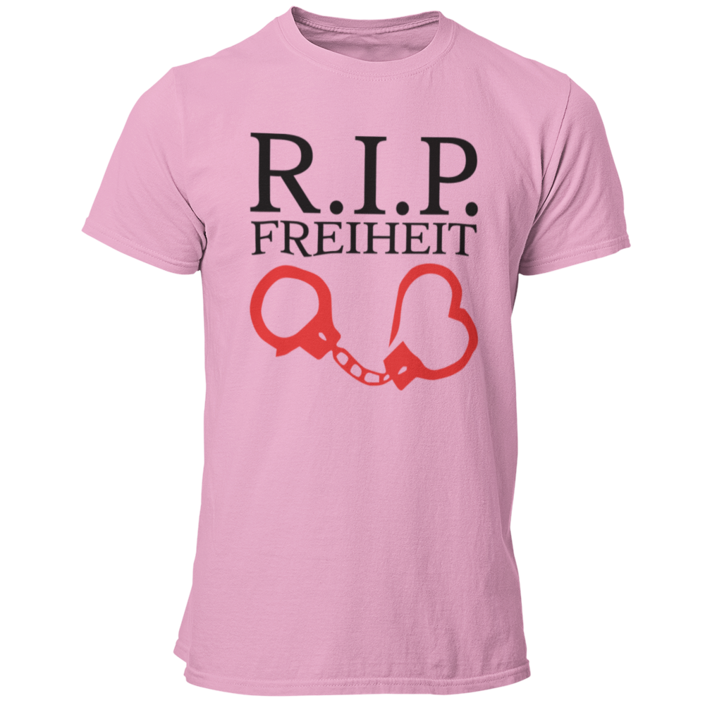 Das JGA T-Shirt „R.I.P Freiheit“ ist das perfekte Outfit für den Junggesellenabschied, denn es symbolisiert das Ende der ungebundenen Freiheit mit einem humorvollen Twist. Mit einem auffälligen, zweifarbigen Druck in Rot und Schwarz, der Handschellen und ein Herz zeigt, bringt es Spaß und Stil in die Feierlichkeiten. Dank der modischen Passform und der hochwertigen Verarbeitung wird dieses Shirt nicht nur während des JGA gerne getragen, sondern erinnert auch lange an die unvergesslichen Nächte mit Freunden!